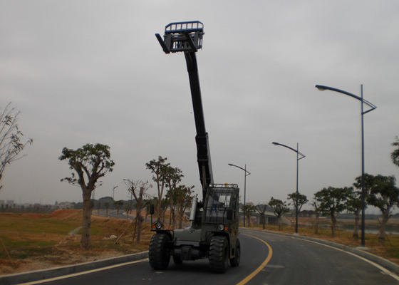 High Performance Telescopic Handler Crane for Loading Materials / Short Distance Transporting supplier